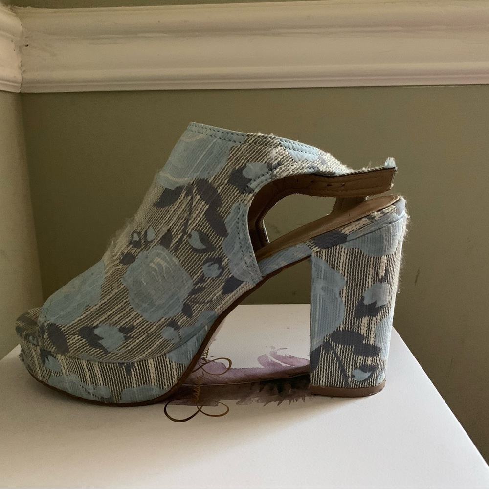 Preowned! Beautiful Yoki Blue Platform Block Heel Flower Pattern